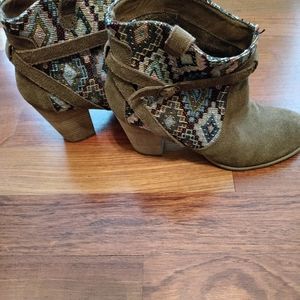 Sz 9 American Eagle Cowgirl Booties